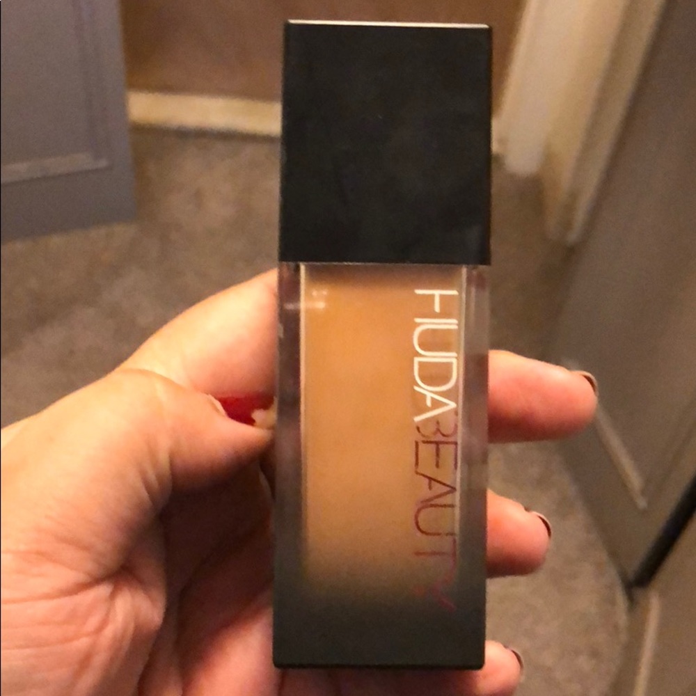 HudaBeauty FauxFilter Foundation Butter Pecan 330n